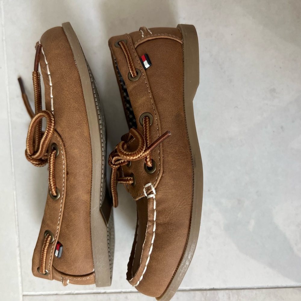 Tommy Hilfiger new brown shoe string loafers with tan stitching, size 11 boys